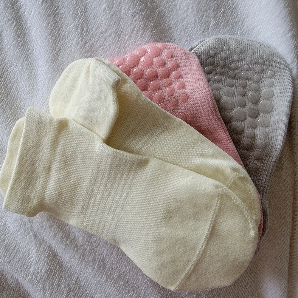 NWT Yoga Pilates Grip Socks Pack of 3